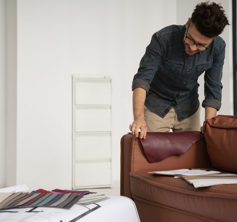 hombre-de-tiro-medio-trabajando-en-un-proyecto (1)