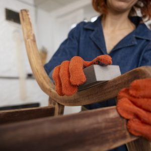 vista-frontal-mujer-restaurando-muebles-de-madera